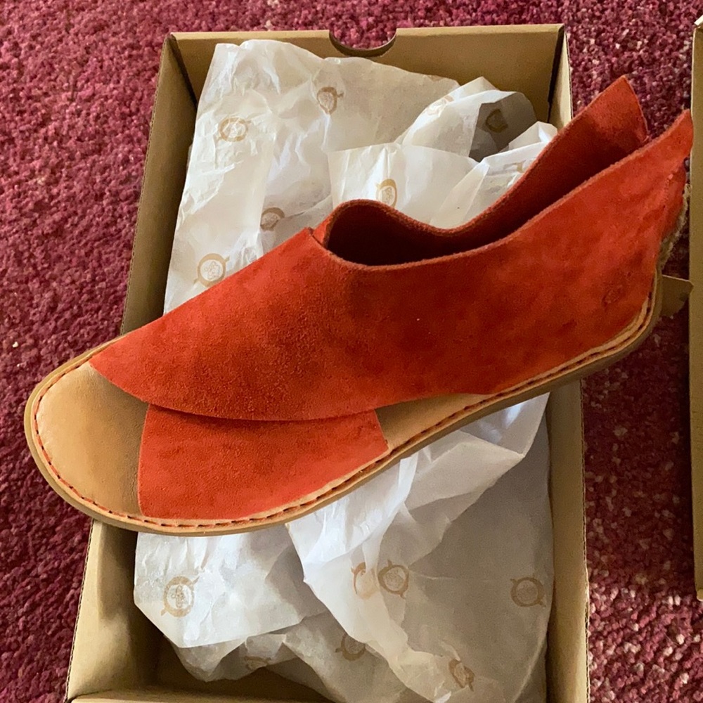 Born sandle! Never worn with original box!!!